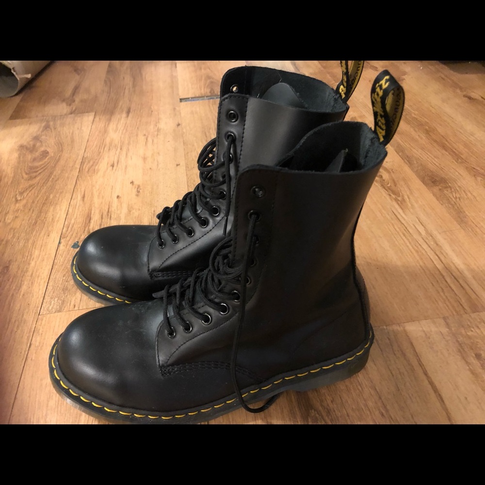 Doc Martens Original 10 eye 1490 men’s boot sz 12